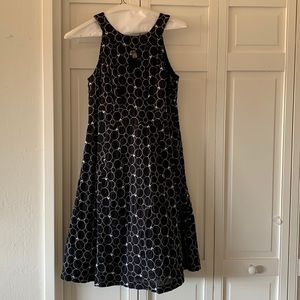 VERONA BLACK AND WHITE CIRCLE MOTIF SLEEVELESS DRESS - SIZE 8